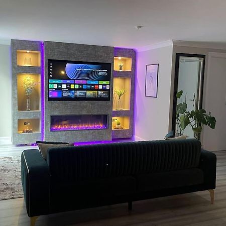 The Exclusive Jacuzzi Apartment Бирмингем Экстерьер фото