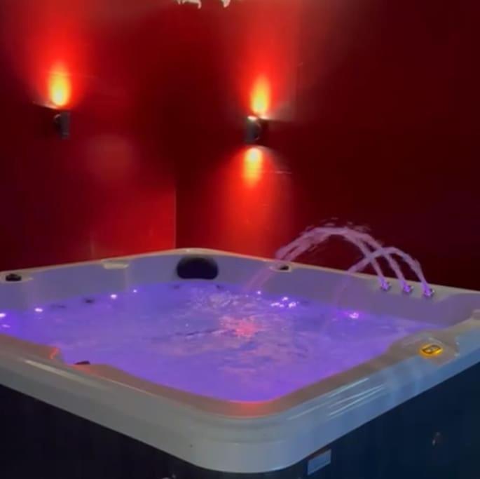 The Exclusive Jacuzzi Apartment Бирмингем Экстерьер фото