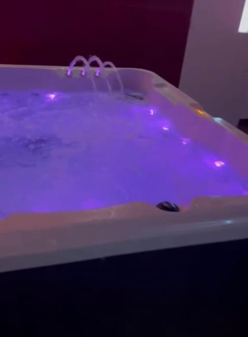 The Exclusive Jacuzzi Apartment Бирмингем Экстерьер фото
