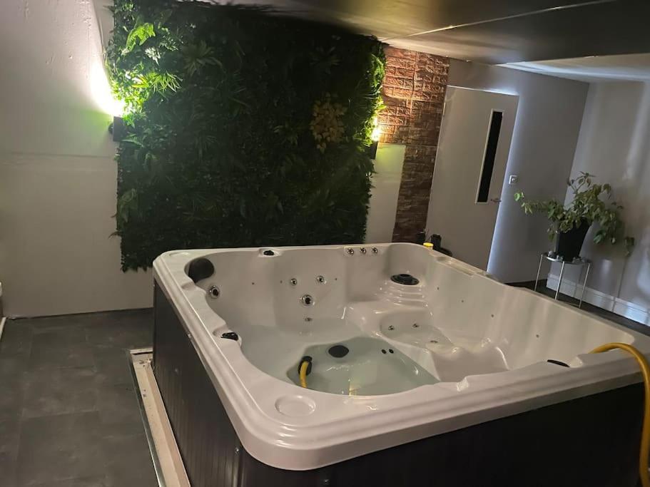 The Exclusive Jacuzzi Apartment Бирмингем Экстерьер фото