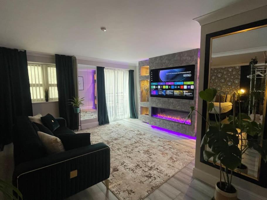 The Exclusive Jacuzzi Apartment Бирмингем Экстерьер фото