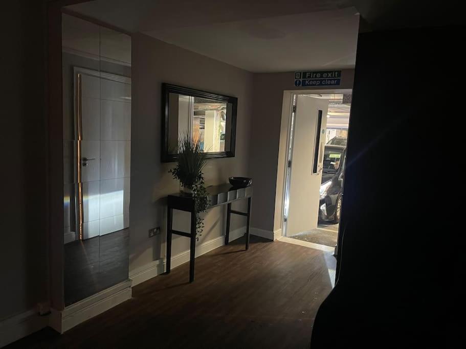The Exclusive Jacuzzi Apartment Бирмингем Экстерьер фото