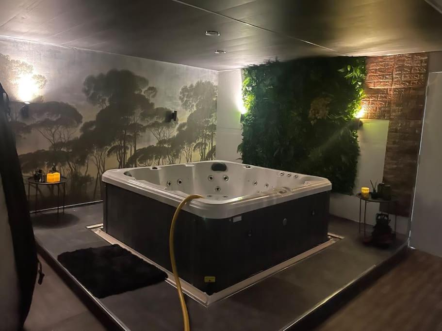 The Exclusive Jacuzzi Apartment Бирмингем Экстерьер фото