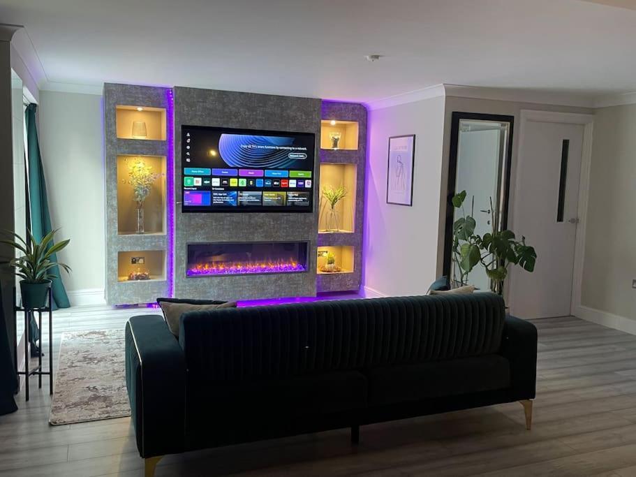 The Exclusive Jacuzzi Apartment Бирмингем Экстерьер фото