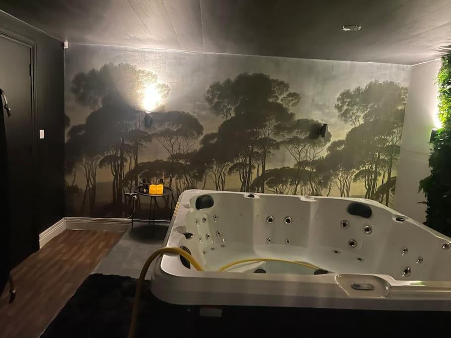 The Exclusive Jacuzzi Apartment Бирмингем Экстерьер фото