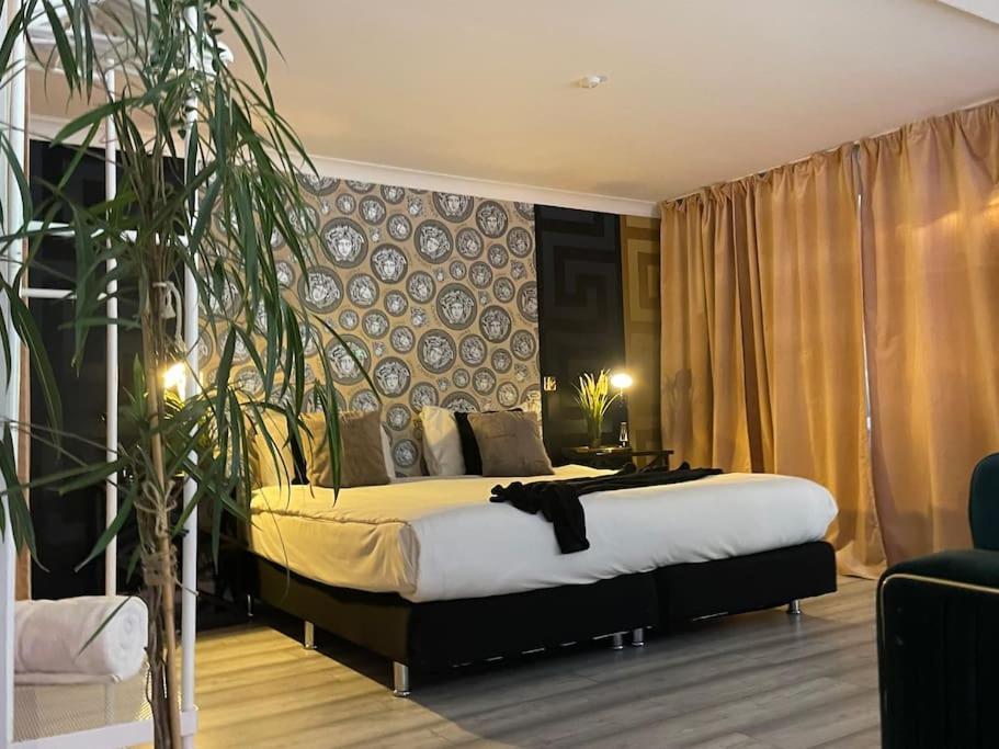 The Exclusive Jacuzzi Apartment Бирмингем Экстерьер фото