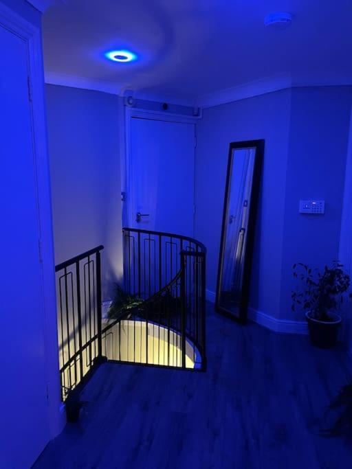 The Exclusive Jacuzzi Apartment Бирмингем Экстерьер фото