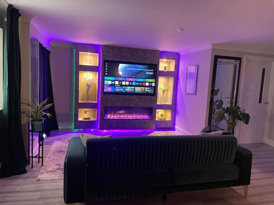 The Exclusive Jacuzzi Apartment Бирмингем Экстерьер фото