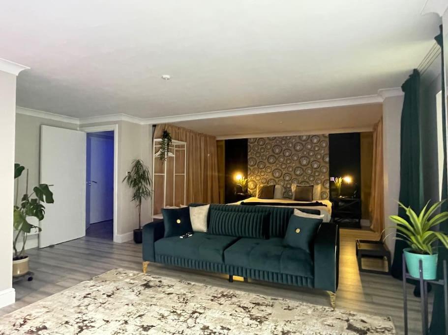 The Exclusive Jacuzzi Apartment Бирмингем Экстерьер фото
